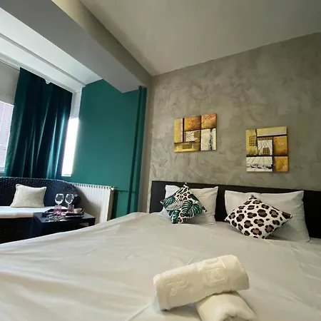 Strelitzia Apartment *